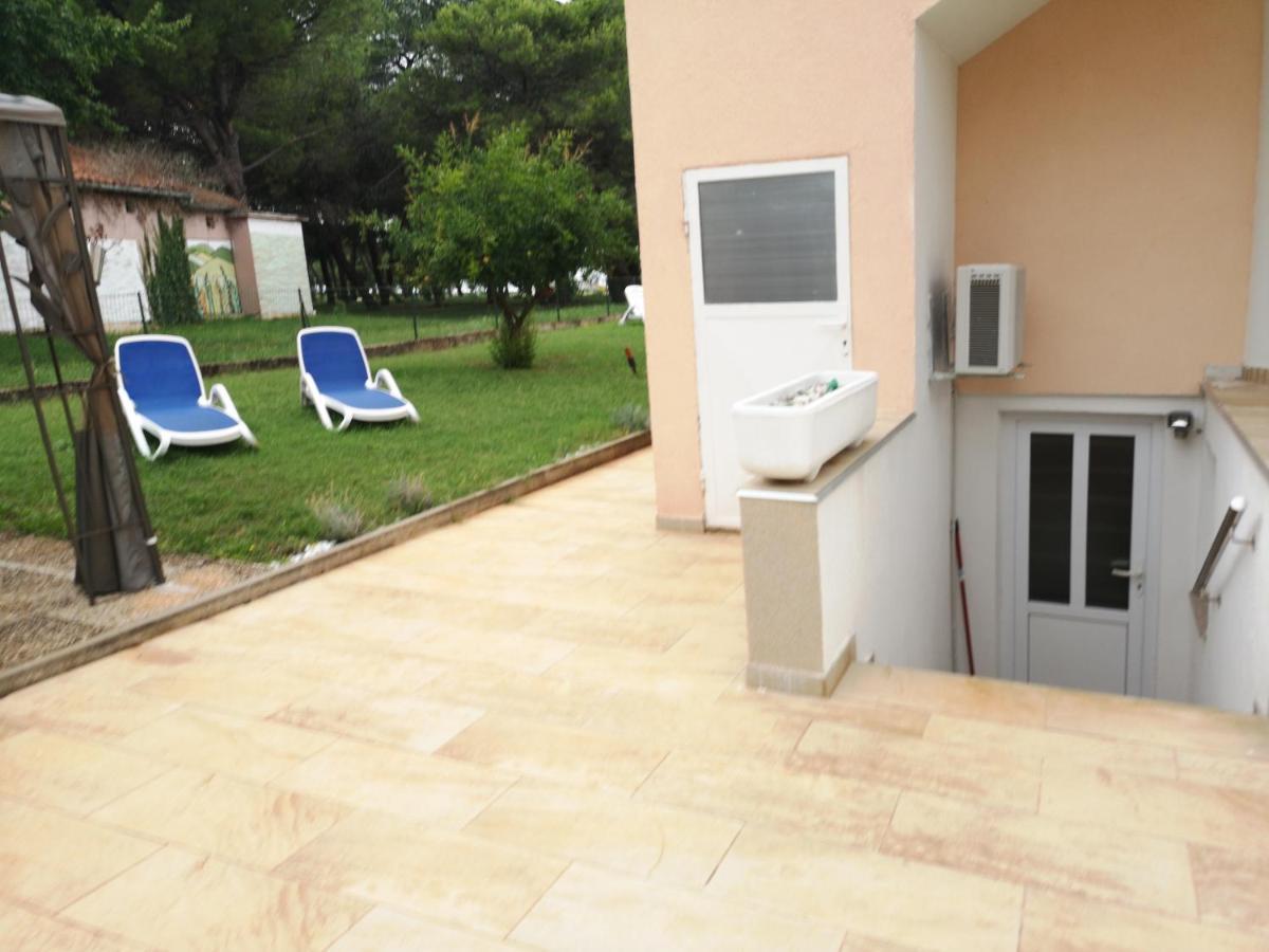 Apartment Sara Umag Exterior photo